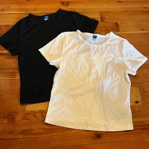 ✨BUNDLE✨ two t-shirts size Medium